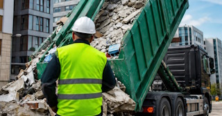 Вывоз строительного мусора в Карпинске: услуги лицензированной компании — ПроМусор